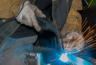 Un chaudronnier en plein travail sur un moule en acier