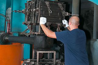 mise en place et fermeture du moule à rotomouler