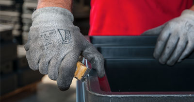 photo finition des produits rotomoulés, ébavurage, ajouts d'éléments…