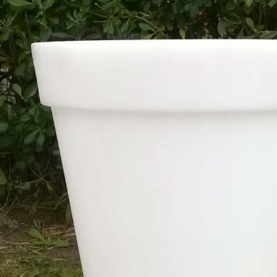 produit rotomoulé : pot de fleurs en polyéthylène teinté dans la masse, couleurs personnalisables : rose, rouge, bleu, vert, cyan, jaune 